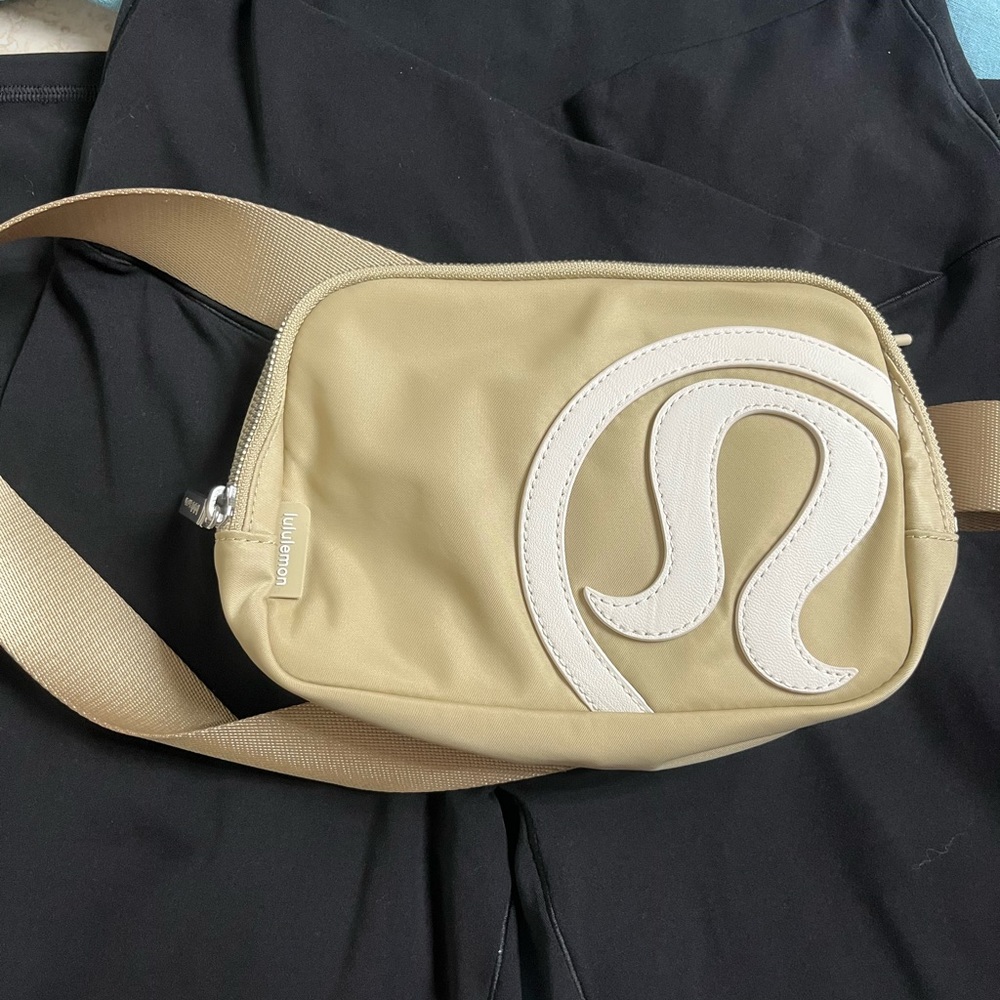 Lululemon everywhere belt bag